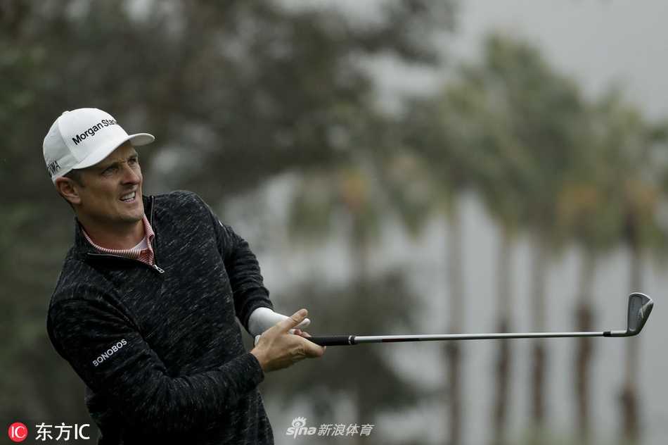 米克尔森在果岭边蹲身，聚精会神地观察小球与球洞间的草纹起伏与坡度，进行至关重要的看线读判