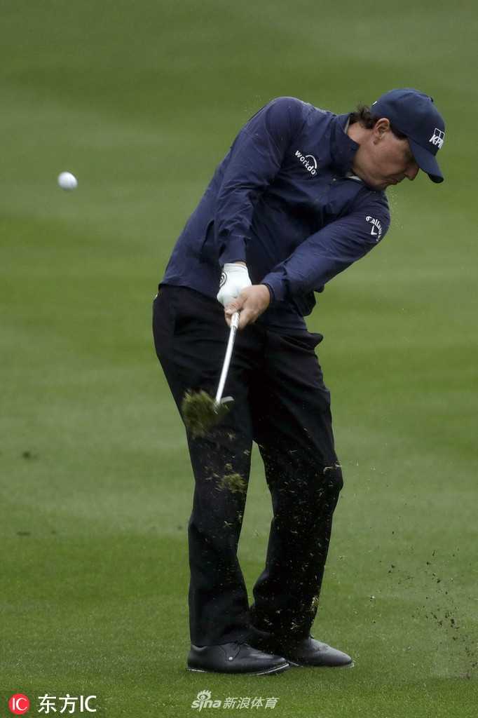 琼·拉姆果断推出致命一杆，小球径直滚向洞杯，其推杆时的自信与果断力透纸背