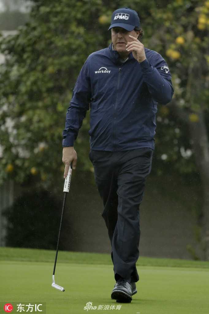 贾斯汀·罗斯在果岭边缘处理一记精巧的切球，动作干净利落，体现其全面的技术功底