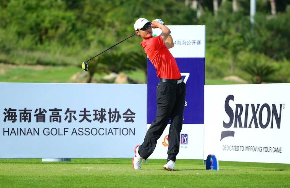 白托德拿起一颗新鲜的蓝莓正准备享用，脸上露出单纯满足的笑容，这是比赛间隙最轻松的休憩时刻。