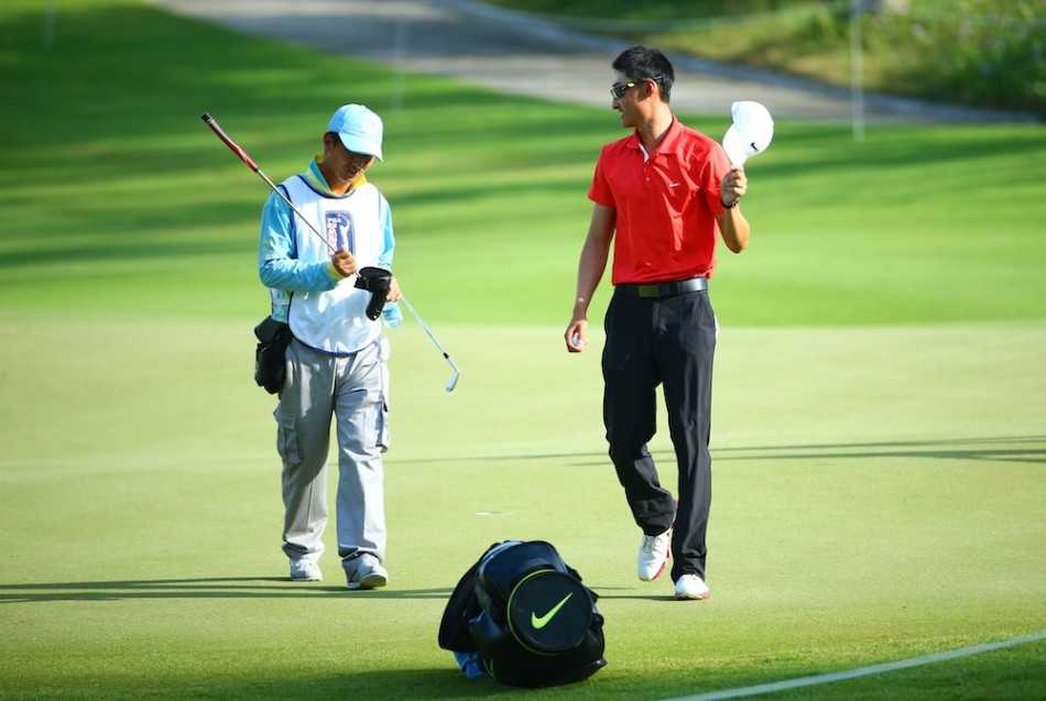 李昊桐在球道上冷静观察，准备关键一击，专注的神情透露出对胜利的渴望。