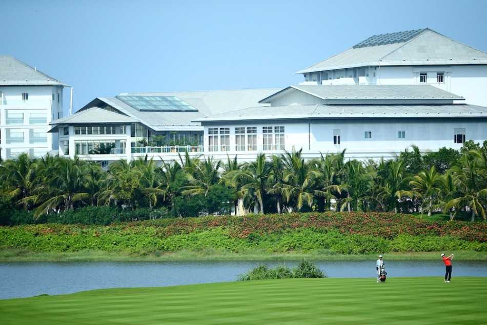 何泽宇在果岭上俯身查看推杆线路，眉头微蹙，全神贯注于小白球与球洞之间那微妙的距离。