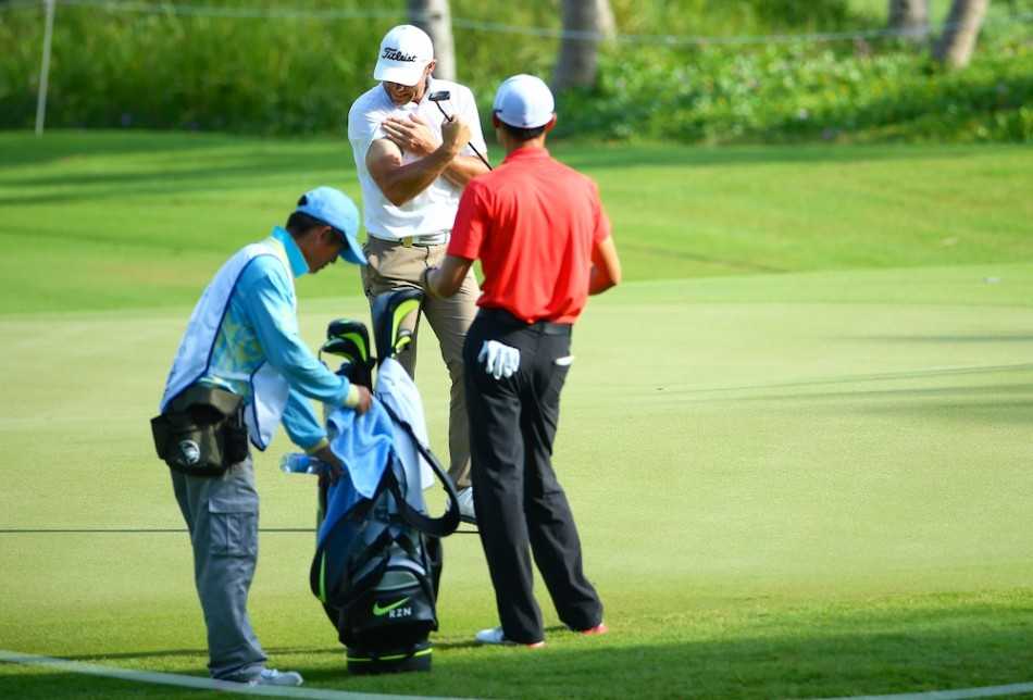 澳大利亚球手雷蒙德在李昊桐面前幽默地秀起手臂肌肉，两人相视而笑，赛场上的紧张已化为真挚的友谊。