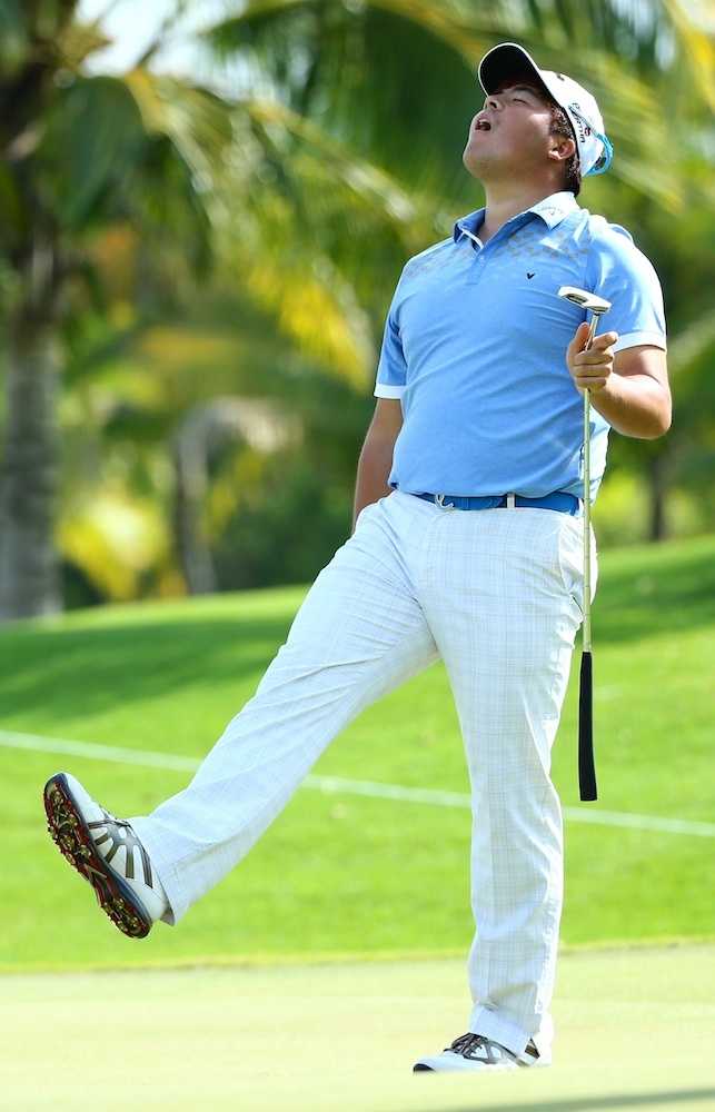 小将陈子豪站在果岭边沉思，阳光勾勒出他年轻而坚毅的侧影，象征着中国高尔夫未来的希望。