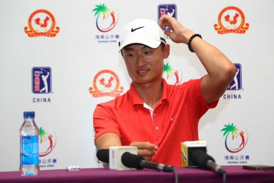 李昊桐在开球台全力挥杆，身体舒展形成完美弧线，白色小球即将飞向蔚蓝天空下的球道。