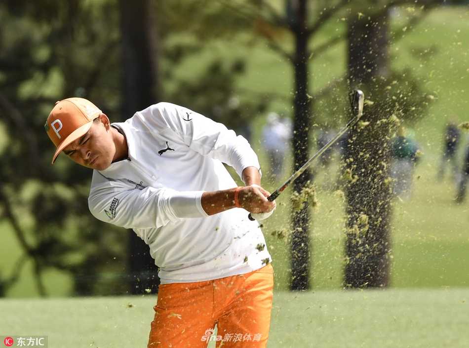 美国选手瑞奇·福勒在阿布扎比锦标赛决赛轮中，目光如炬地凝视球道，他鲜艳的橙色着装如同沙漠中的火焰，最终他力压群雄，实现逆袭夺冠。