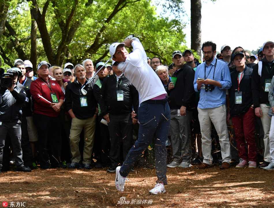 乔丹·斯皮思在果岭上仔细查看推杆线路，他眉头微蹙，与球童低声交流，展现出对每一杆的极致追求。