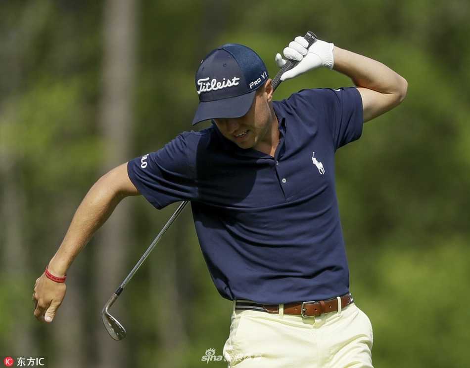 夺冠后的福勒与亚军选手在记分处相互拥抱致意，脸上洋溢着竞技体育特有的尊重与友谊的笑容。