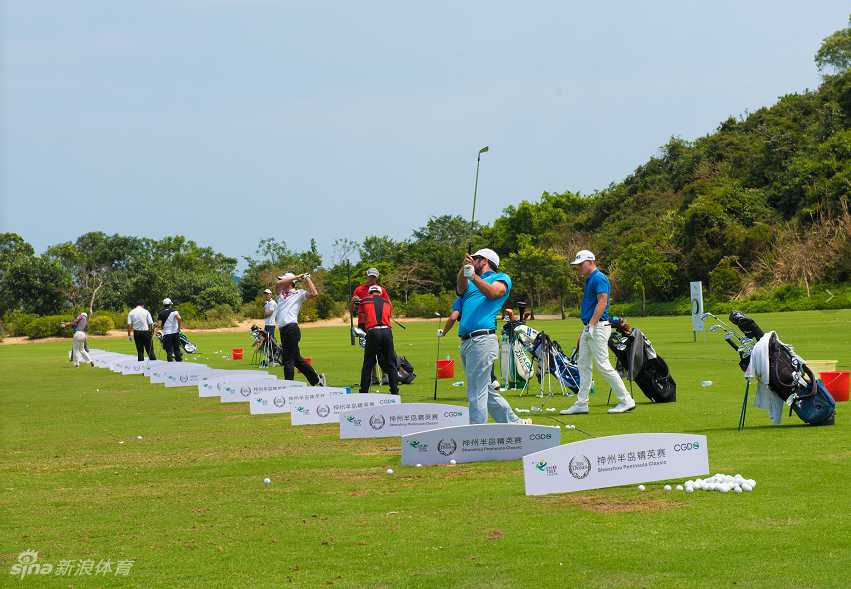 澳大利亚名将布莱顿-麦克弗森在沙坑中练习救球，激起一片沙尘