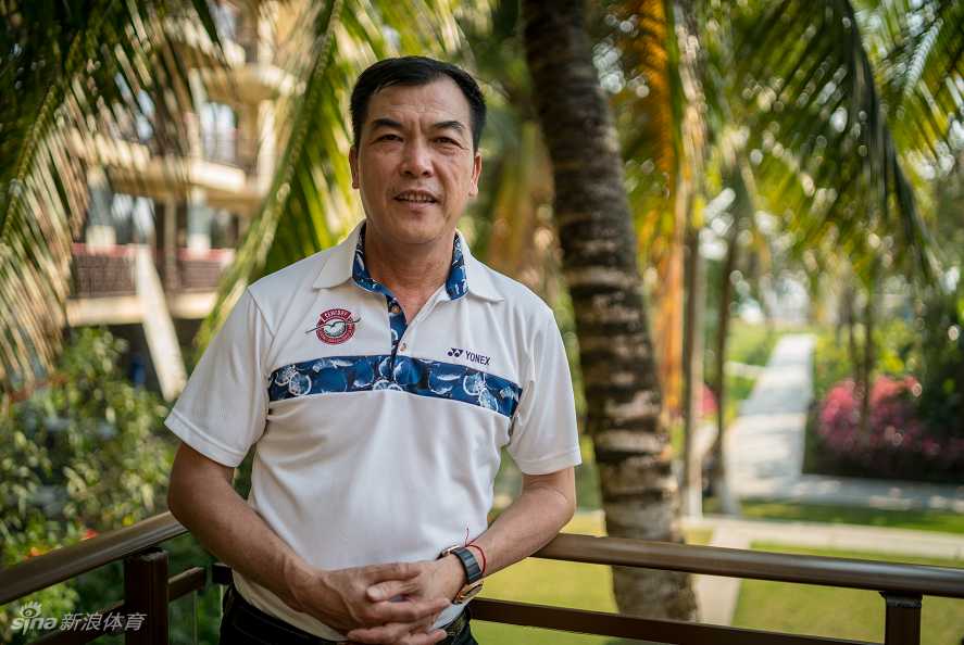 张蕙麟在发球台上完成一次漂亮的击球，白色小球在蓝天背景下划出优美弧线