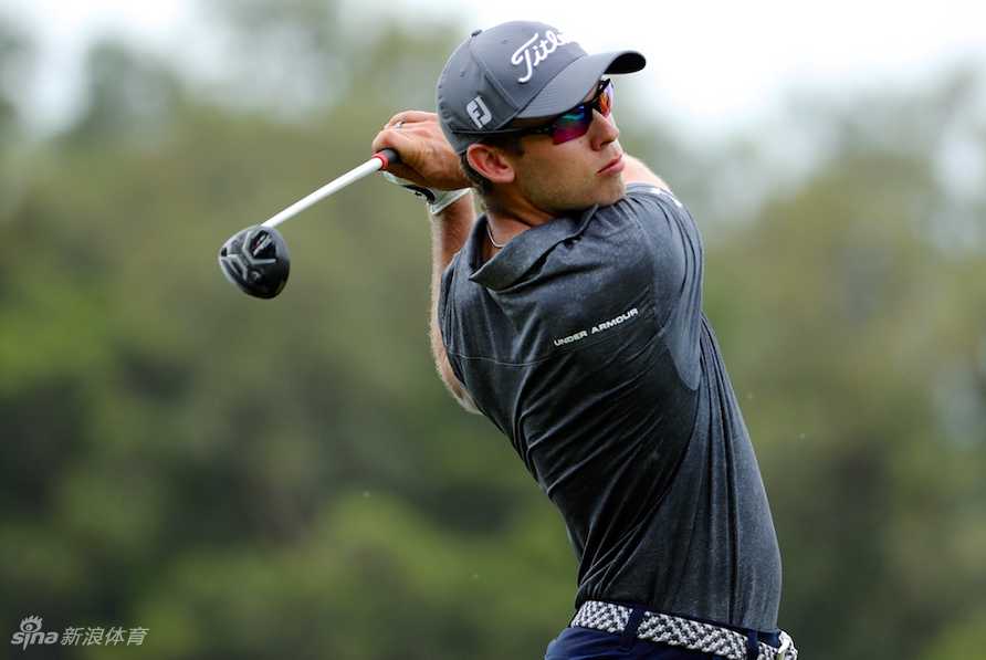 球手金兑祐在码数本上认真记录数据，为正式比赛做精细准备