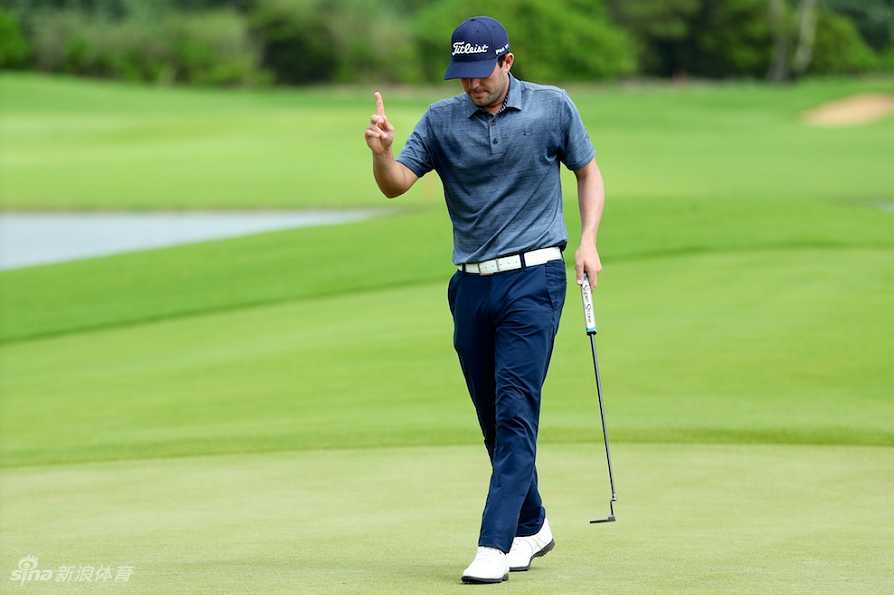 宽阔的神州半岛球场全景，碧海蓝天下的球道与果岭宛如画卷