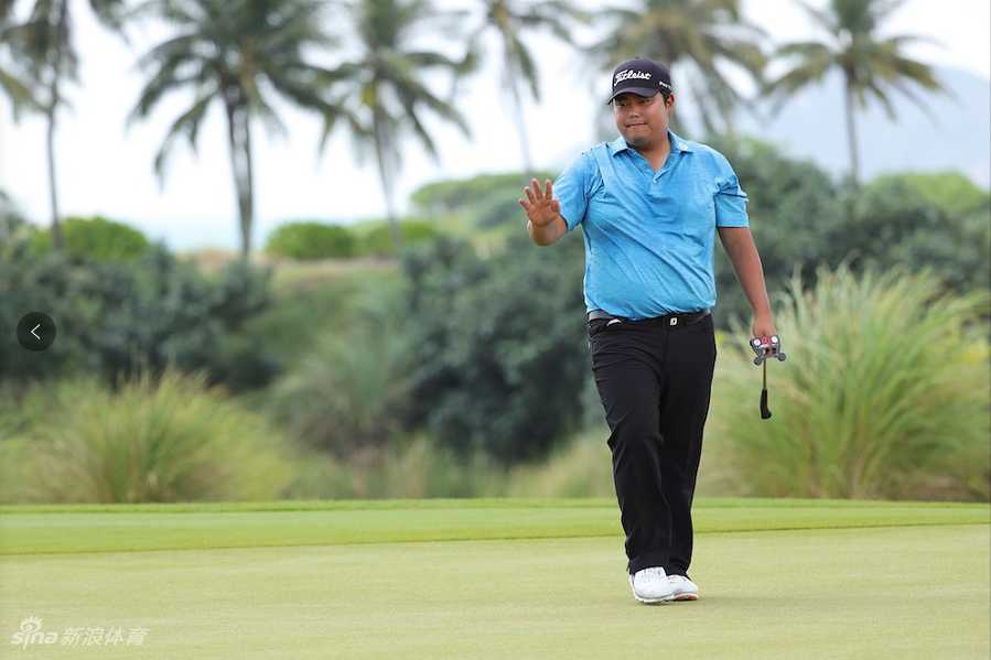 赛事工作人员在练习日认真检查场地设施，确保比赛条件完美无瑕