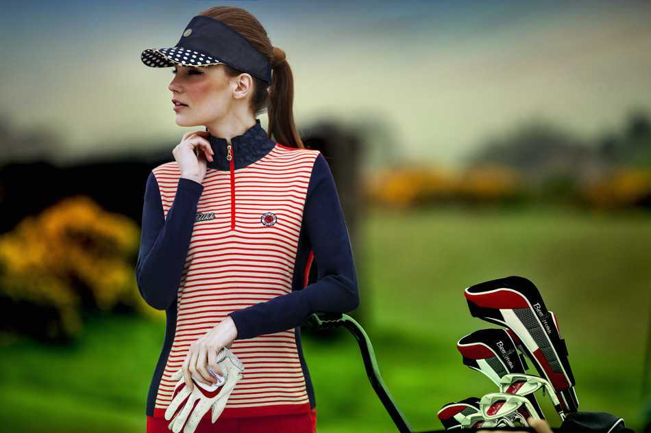 四位好友在发球台前的欢乐合影，不同色彩的高尔夫服饰交织成秋日彩虹，笑容灿烂如午后阳光，展现运动社交的愉悦本质