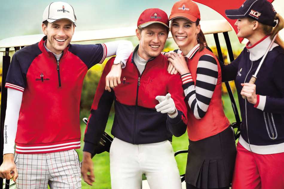 阳光斜照的练习场，一位男士优雅挥杆，淡紫色 polo 衫随着动作形成流畅的褶皱，背后的秋日树林仿佛一幅天然油画