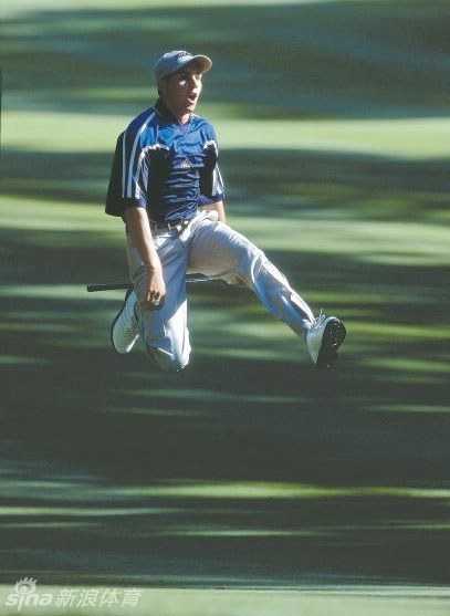 19岁的塞尔吉奥·加西亚在1999年PGA锦标赛上，于树后闭眼击出神奇一杆后，奔跑跳跃着眺望小球落点，尽显青春不羁。