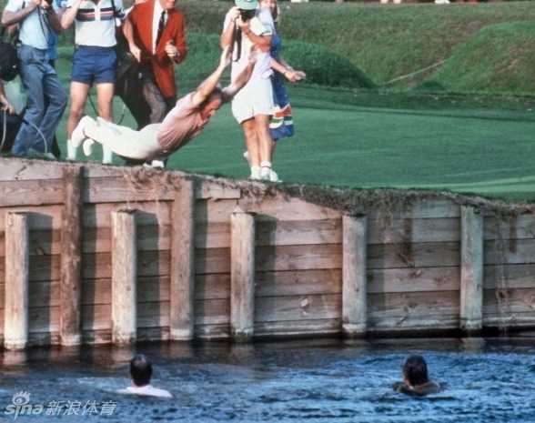 杰瑞·佩特在1982年球员锦标赛夺冠后，与委员会主席迪恩·贝曼、球场设计师皮特·戴一同跳入第18洞湖畔庆祝，水花四溅的一幕成为传奇。