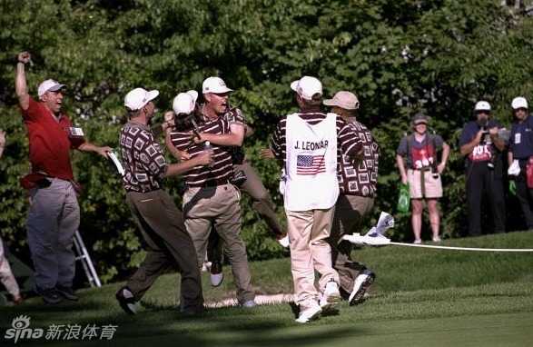 1999年莱德杯，美国队球员贾斯汀·雷奥纳德推入关键长推后，与队友相拥庆祝，场面沸腾。