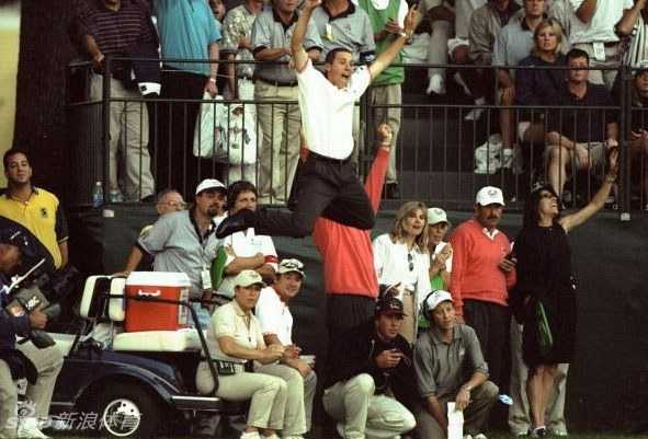 1999年莱德杯，活力四射的塞尔吉奥·加西亚在比赛中高高跳起，展现其无尽的能量与感染力。