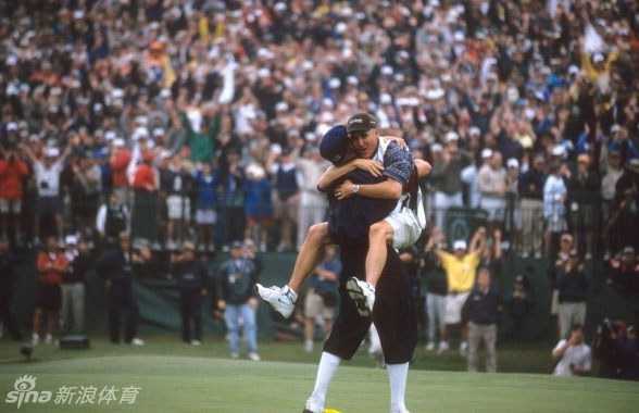 1999年美国公开赛，佩恩·斯图尔特推入制胜推杆后，他的球童迈克·希克斯激动地跃起与他紧紧相拥，喜悦之情感染全场。