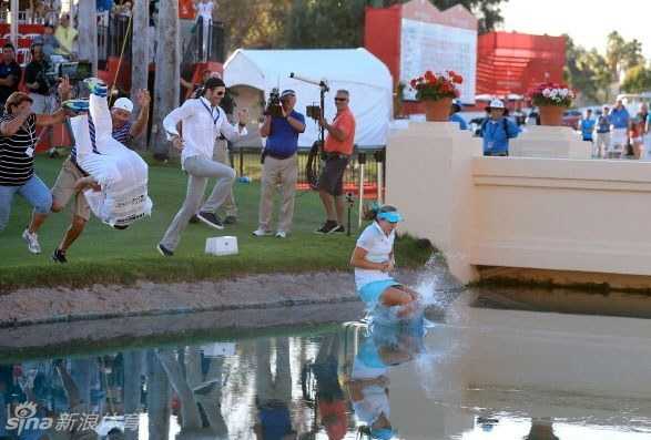 加西亚在赛场上的又一次标志性跳跃动作，展现其独特的庆祝风格与永不熄灭的竞技热情。