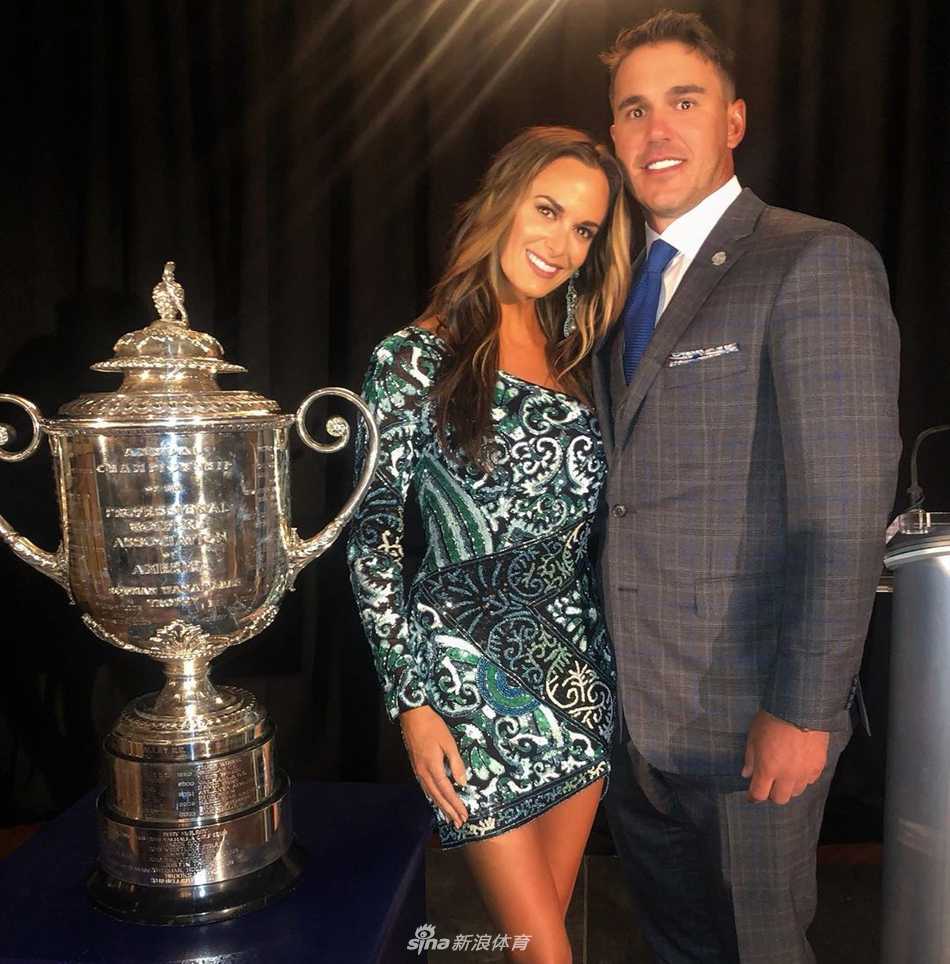 杰娜身穿修身红色礼服侧身回眸，展现迷人曲线与自信风采