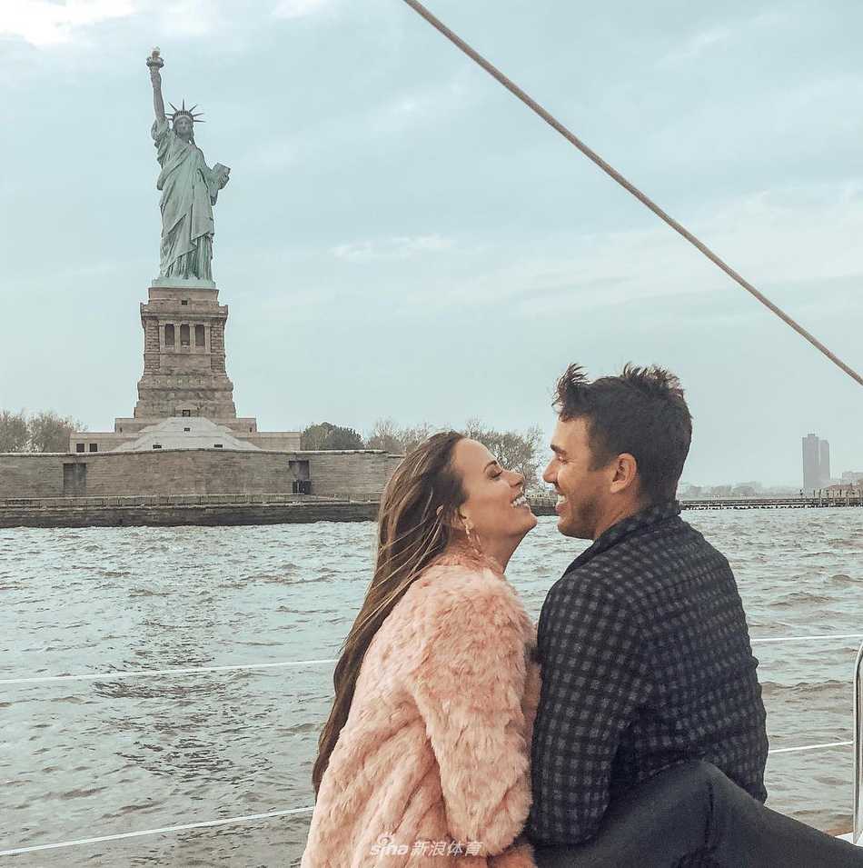 夕阳下，两人牵手漫步，背影拉长，充满宁静而幸福的未来感