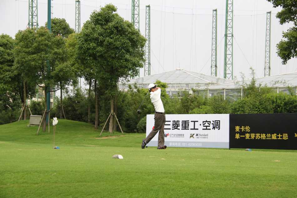 颁奖典礼上，冠军喜悦地举起精致的奖杯，周围是共同庆祝的伙伴