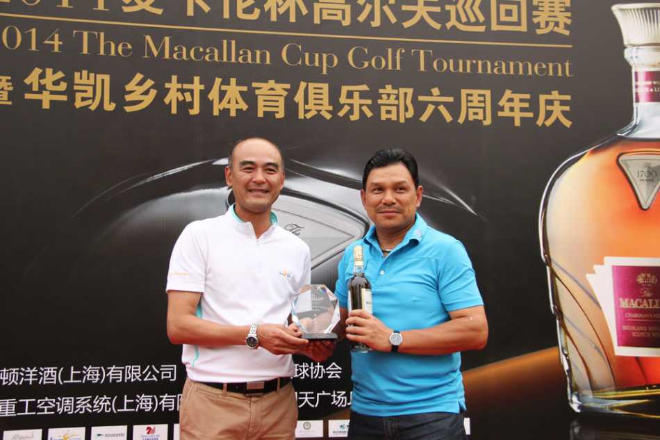 选手在开阔的球道上潇洒挥杆，白色小球划破蓝天飞向远方