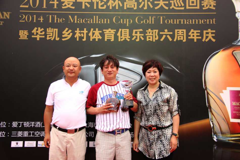 高尔夫球手在全神贯注地推杆，球洞近在咫尺，胜负悬于一线