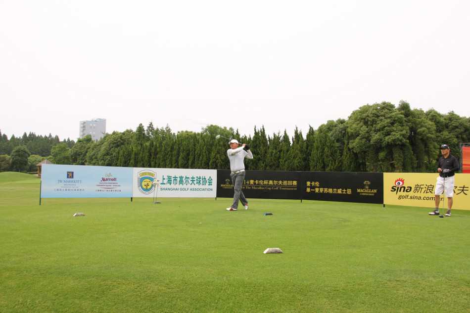 绿草如茵的果岭上，球手正在仔细观察地形，为关键推杆做最后准备