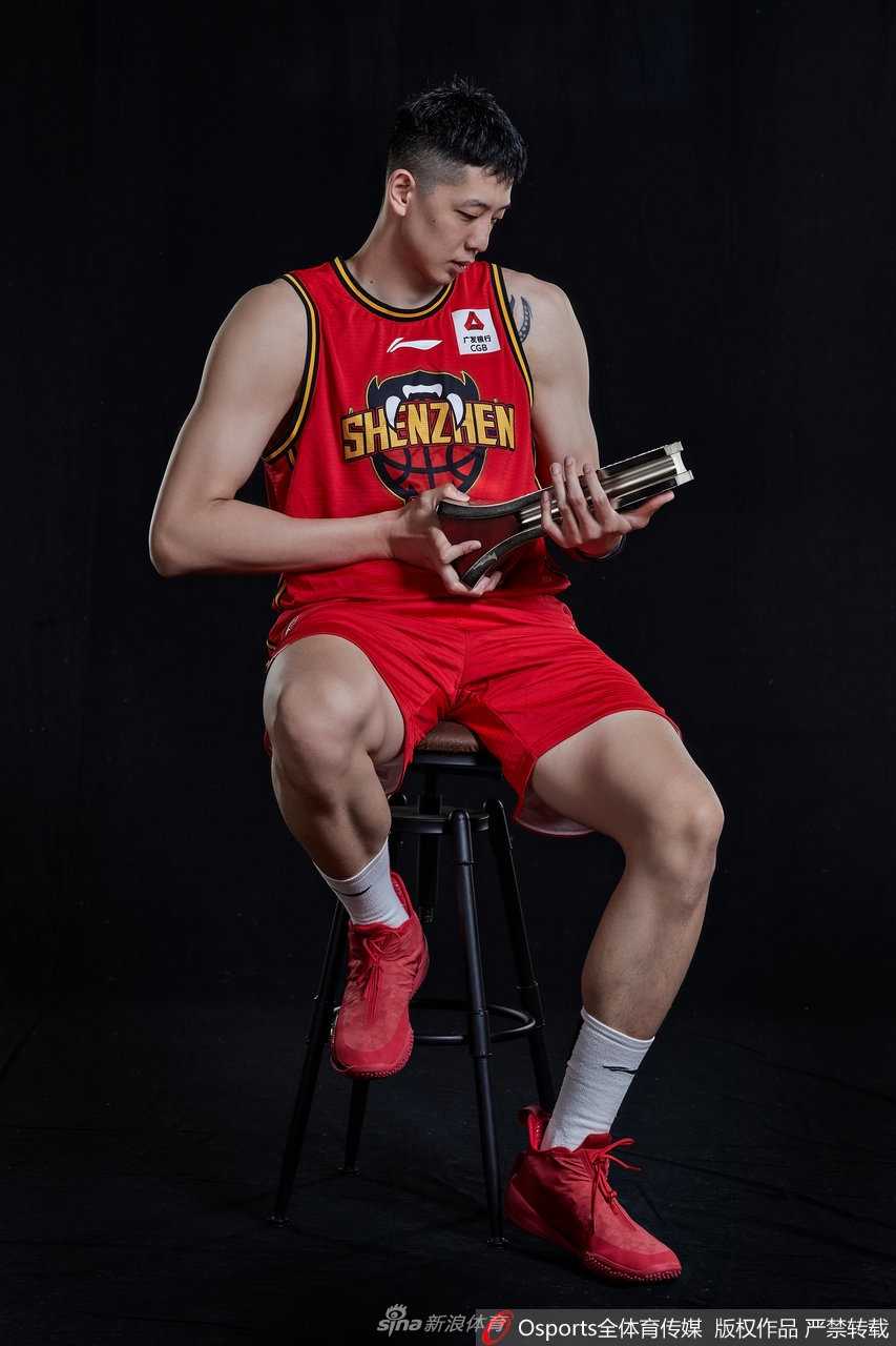 沈梓捷身披深圳马可波罗战袍，在训练场上专注地拉伸筋骨，阳光勾勒出他修长而充满力量感的肌肉线条。