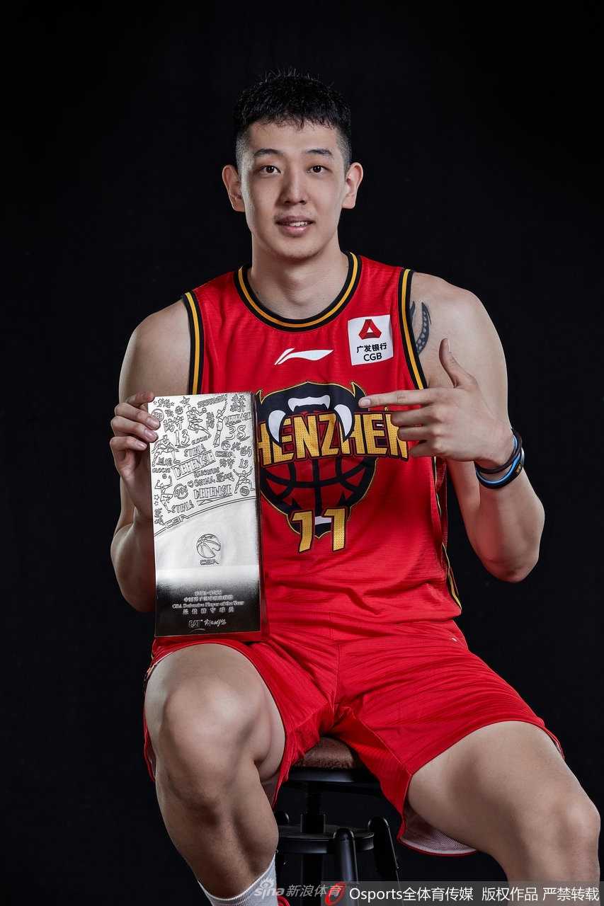 沈梓捷侧身倚靠在栏杆上，微抬下颌眺望远方，仿佛在巡视自己用防守统治的领地，神情自信而从容。