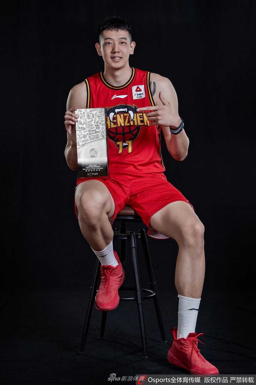 身穿酷黑私服，沈梓捷在镜头前双手交叉置于膝上，表情沉静如水，流露出超越年龄的沉稳与大将之风。