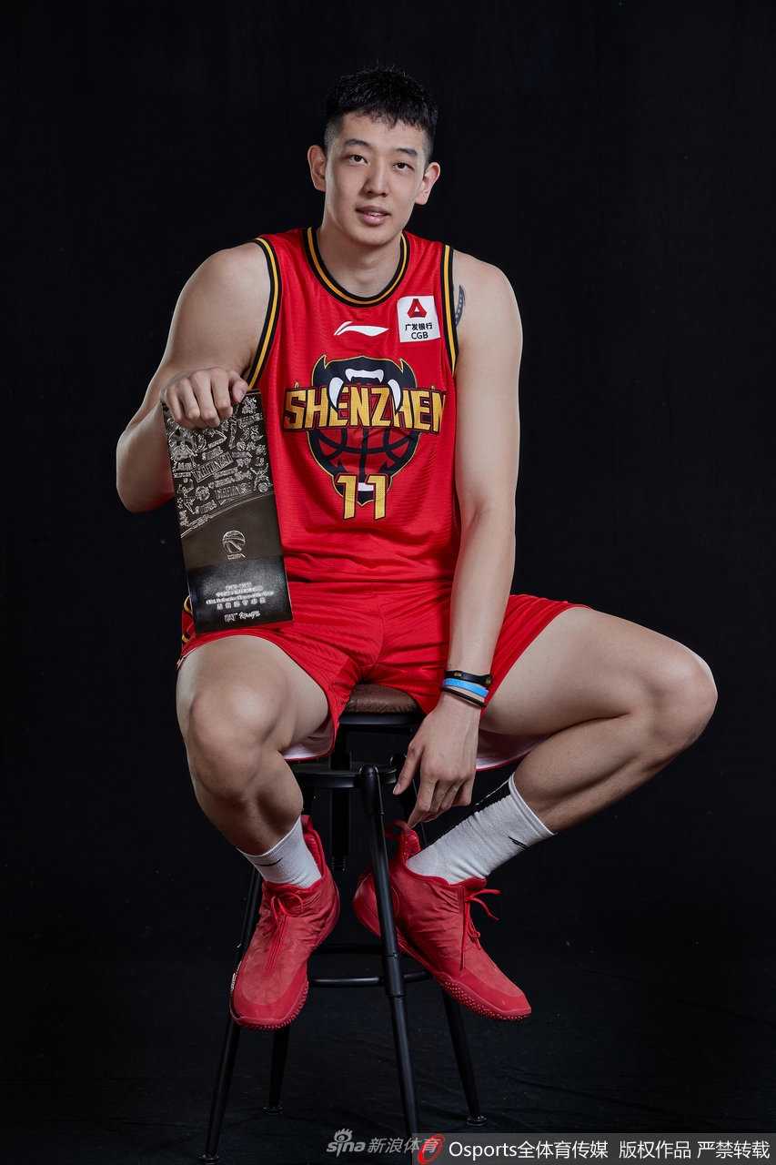 双手插兜，沈梓捷在镜头前展现出轻松随性的一面，但微微隆起的肌肉和笔挺的身姿，依然藏不住顶级运动员的强悍本质。