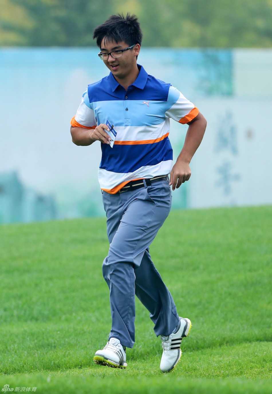 年轻球手窦泽成在赛道上充满活力地奔跑，尽显蓬勃朝气与求胜欲望