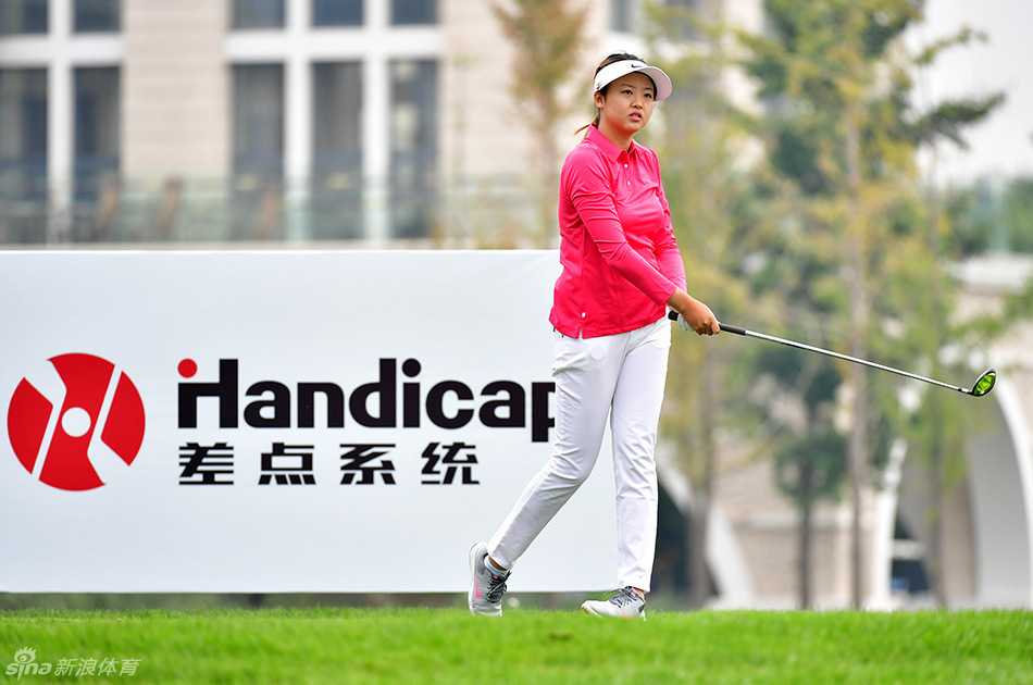 球员冯思敏全神贯注地准备开球，目光如炬紧盯远方目标