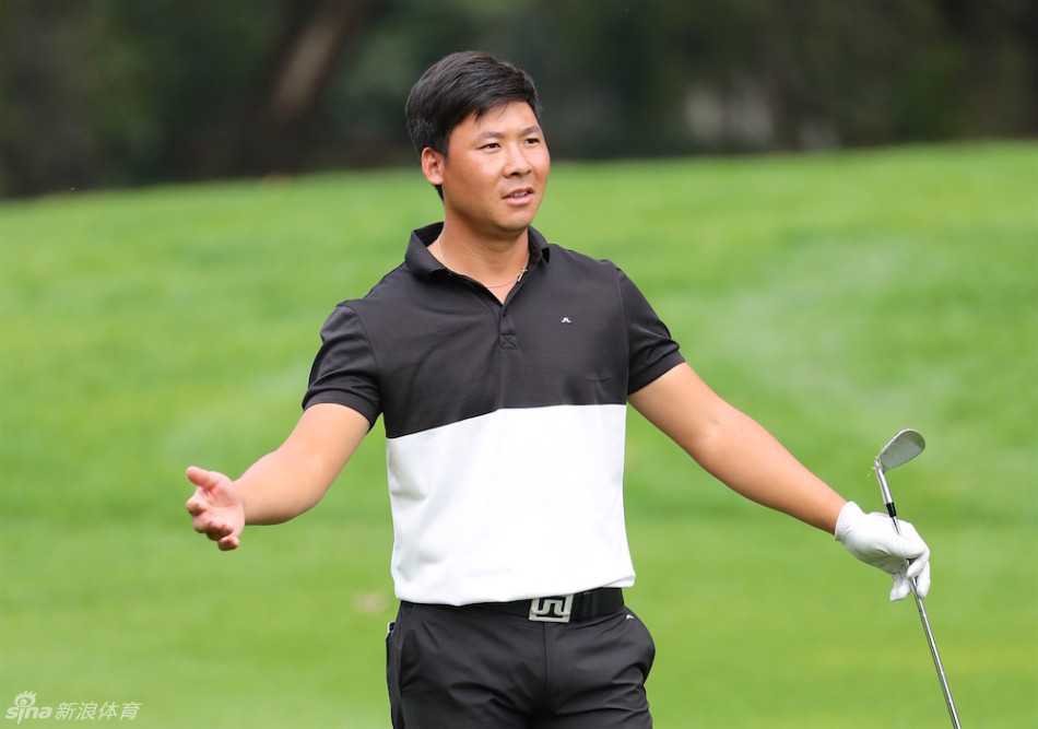 球员张新军正在凝神测试风向，手指轻扬感知风的微妙变化