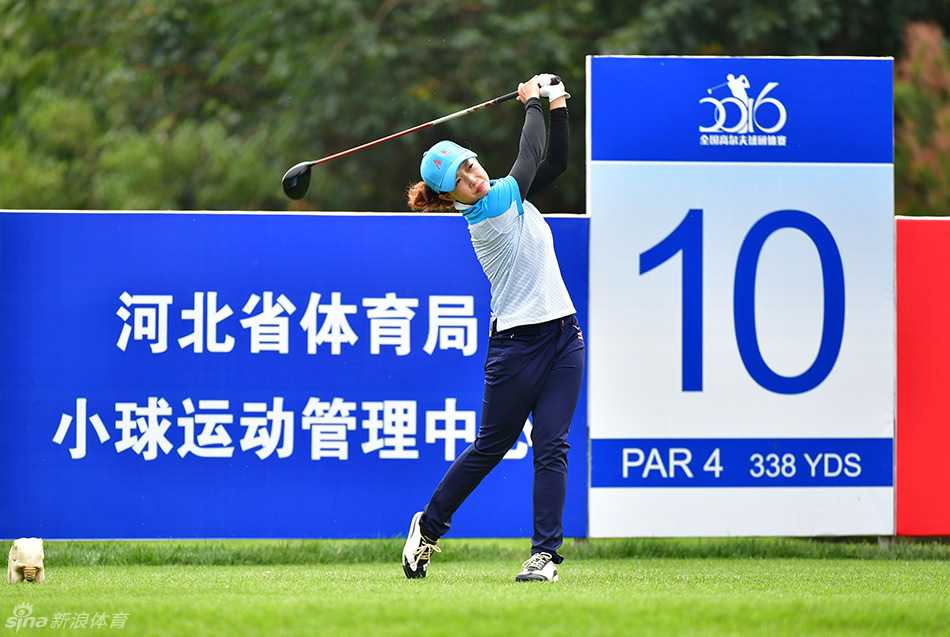 广东队球员张玉阳专注观察果岭线路，冷静思考下一杆策略