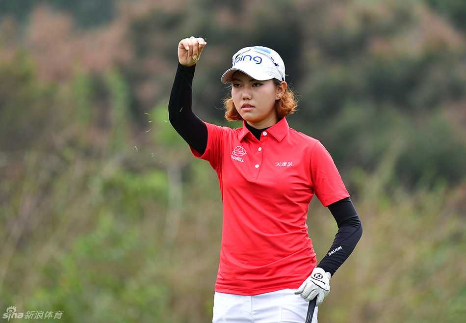 球员林钰鑫潇洒完成收杆动作，身姿挺拔如松充满力量感