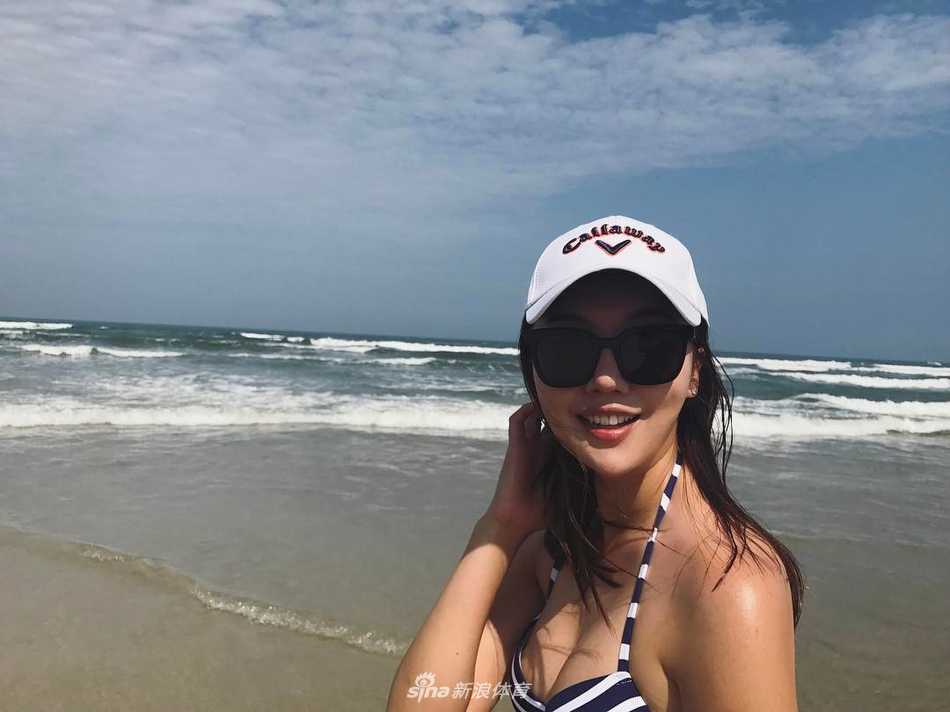 林美宋身着优雅高尔夫装，在球场上展露标志性甜美笑容，身后是广阔绿地