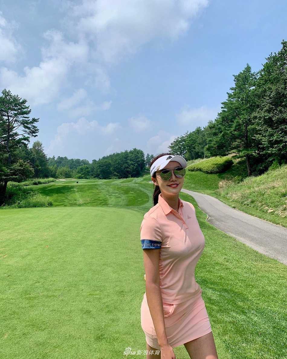 林美宋侧身站立，完美展现修长腿部线条与挺拔身姿，时尚运动装扮充满活力