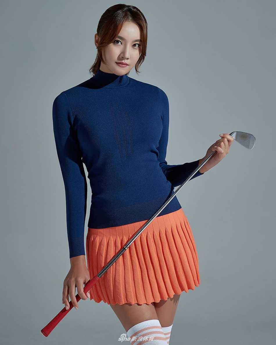 林美宋专注凝视远方，手握球杆准备击球，阳光为她的轮廓镀上金色光边