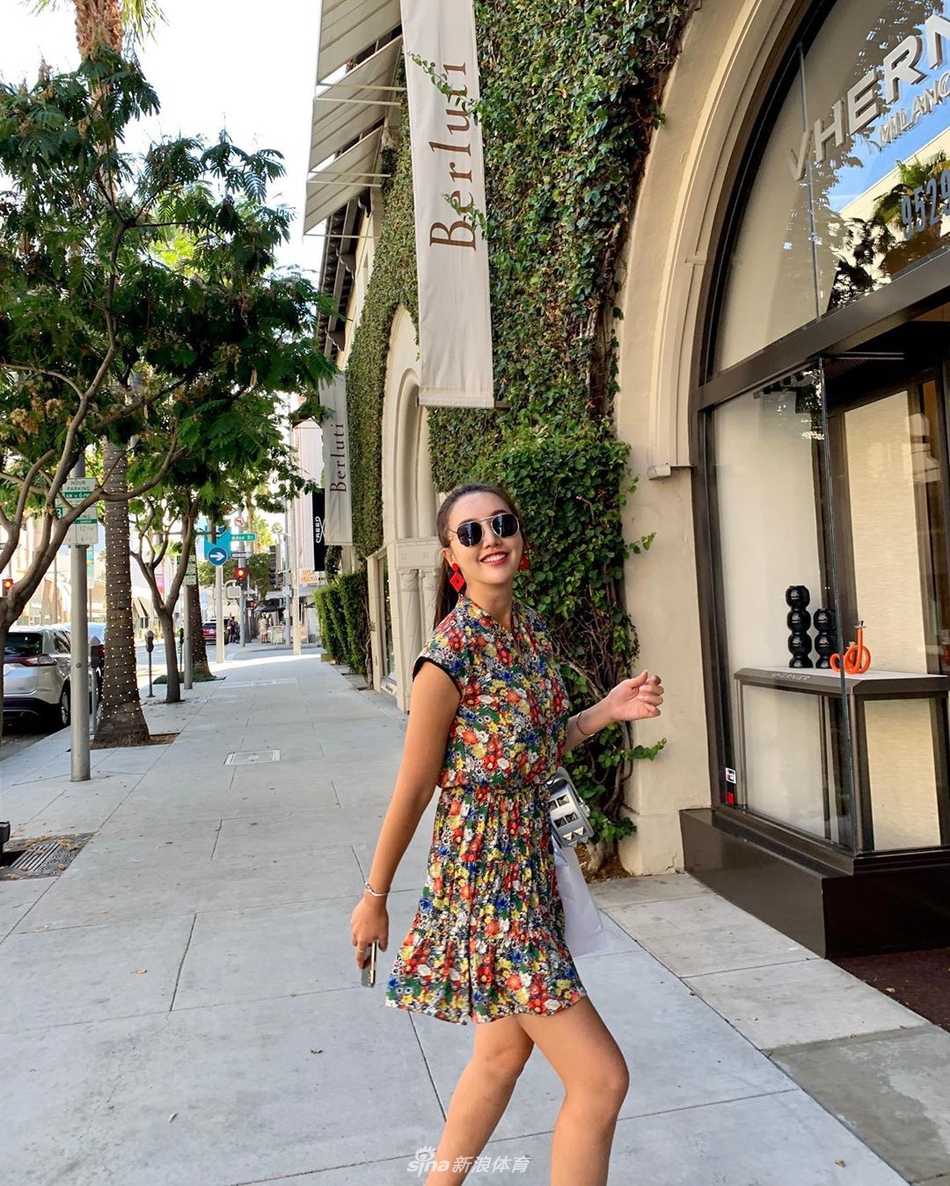 林美宋一袭简约白色上衣搭配专业球裙，回眸瞬间笑眼如月，清新动人