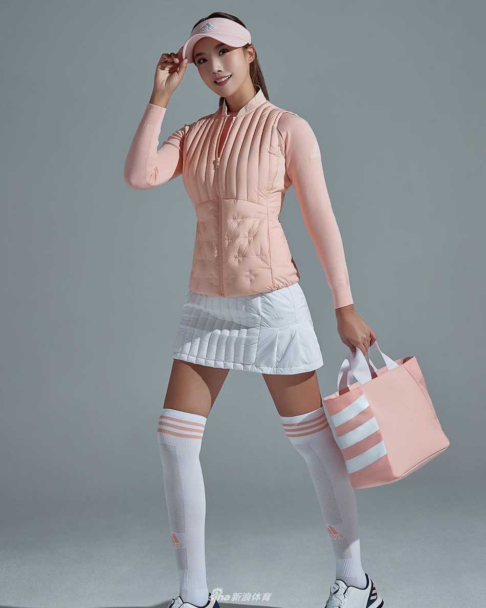 林美宋漫步于球场草坪，微风轻拂发丝，身姿舒展如画，尽显从容气质