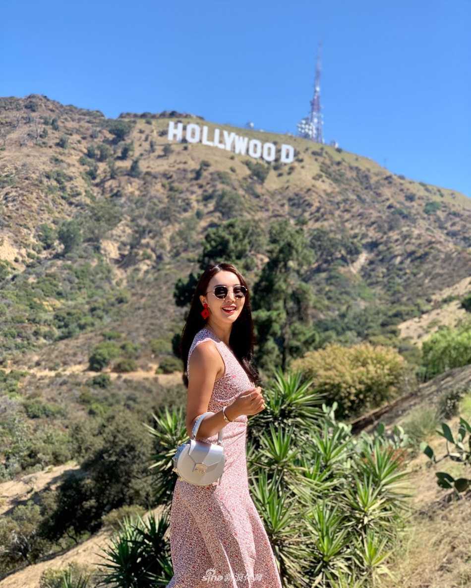 林美宋完成精彩一击后转身，背影挺拔优雅，运动短裙展现健康修长的腿部