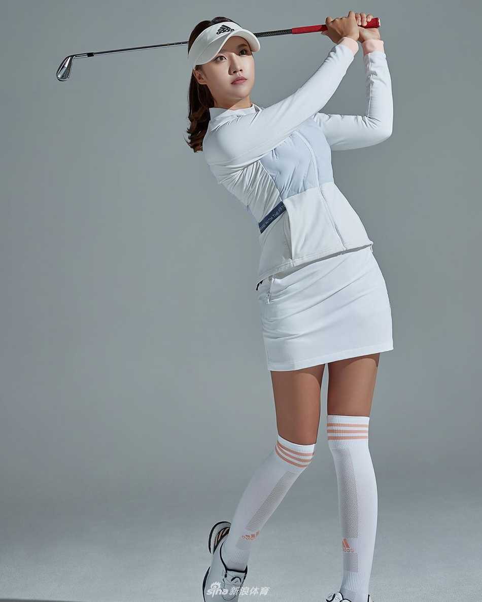 林美宋身着黑色运动装束，于球场夕阳下留下剪影，姿态专业而富有力量感