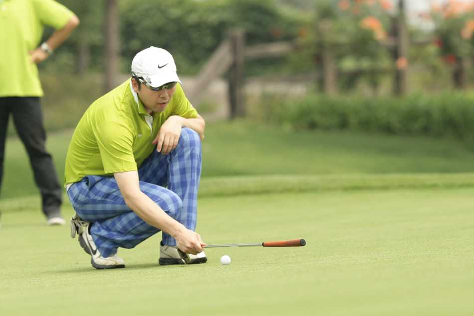 一面印有球队标识的队旗在蓝天绿草间迎风飘扬，象征着团队的凝聚力与荣誉感。