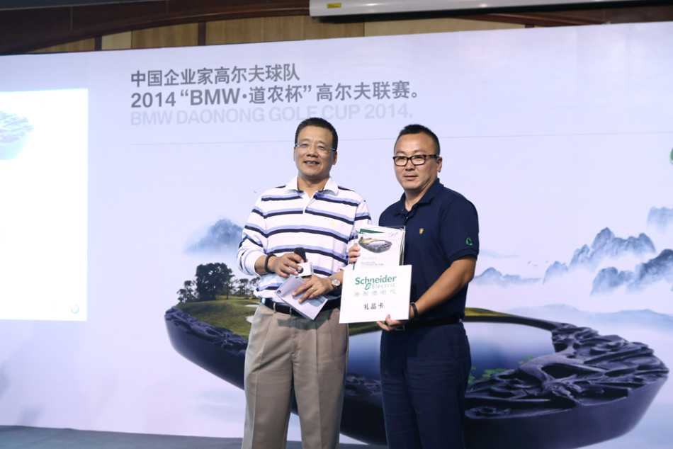 球队成员们以绿茵球场为背景，并肩而立留下充满活力的合影，记录下这次珍贵的相聚。