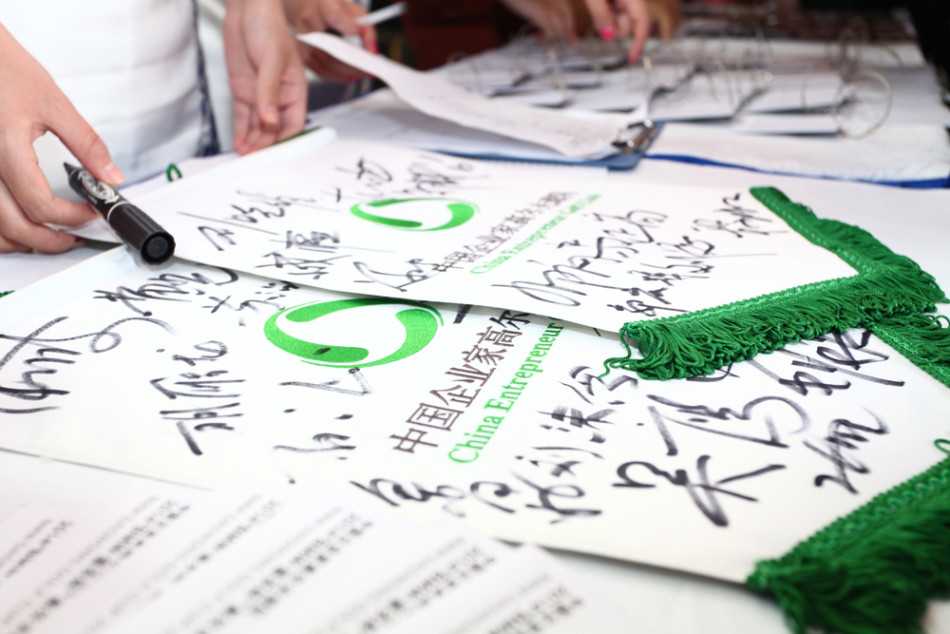 颁奖时刻，新晋净杆冠军朱胜华手捧奖杯，脸上洋溢着喜悦的笑容，周围队友纷纷鼓掌祝贺。